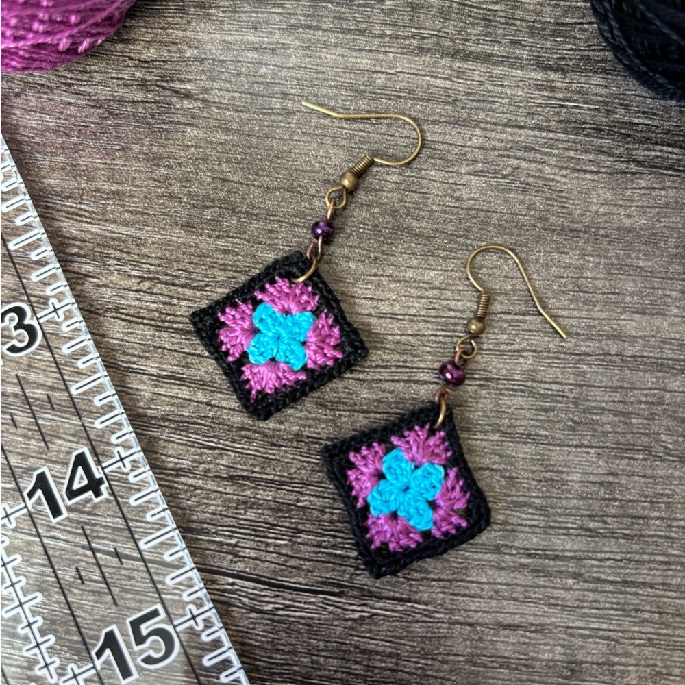 NWOT Chic Vintage Style Crochet Granny Square Earrings